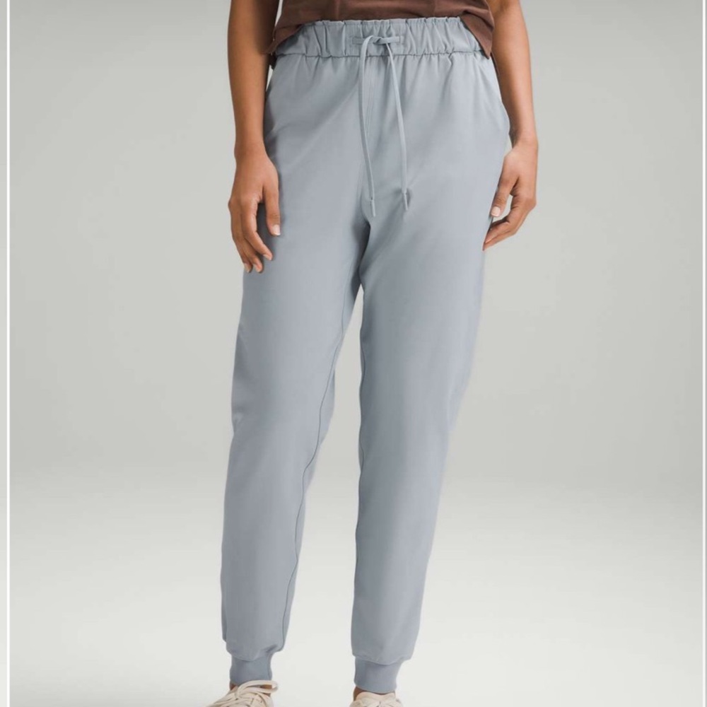 Lululemon Stretch High-Rise Jogger *Full Length
Chambray (light grey)